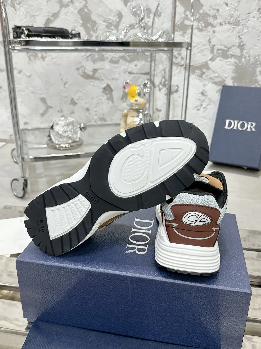 Men's men's shoes 💰600❤️❤️❤️High version Dior Dior's latest color matching B30 series reflective dad sneakers original 17380💰 purchased for development and production Brand new B30 sneakers Dad Shoes style shoes that follow the trend of the retro market The Dior logo on the tongue also indicates that this pair of shoes is the B30 model! B30 uses fine-textured leather and mesh cloth materials to form a shoe body. There are conspicuous letters CD on both sides of the shoe body to indicate identity. Many lines on the shoe body outline details to make the shoes look less monotonous and full of retro flavor. The delivery counter is exquisitely packaged🛍📦 ▪️Fabric: Original customized technical fabric + mesh ▪️Inner lining: Customized breathable lining ▪️Outsole: Original molded IP foam + TPU outsole ▪️Sole thickness: 3.5CM ▪️Size: Women’s size 35-40 / Men’s size 39-46